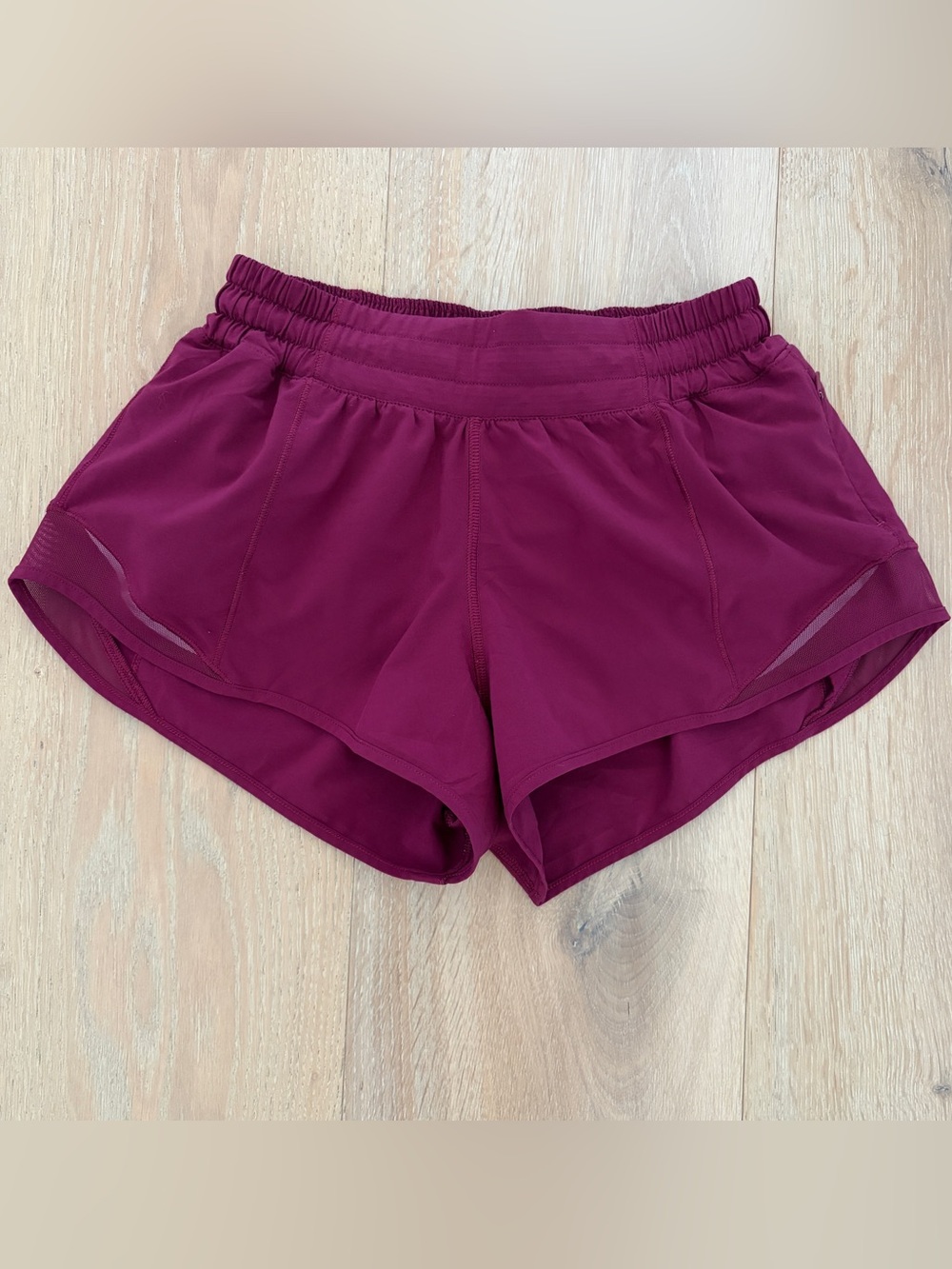 Lululemon Hotty Hot Shorts 2.5” Size 4 Raspberry Burgundy Pink Running Mesh*G16 - Picture 2 of 3